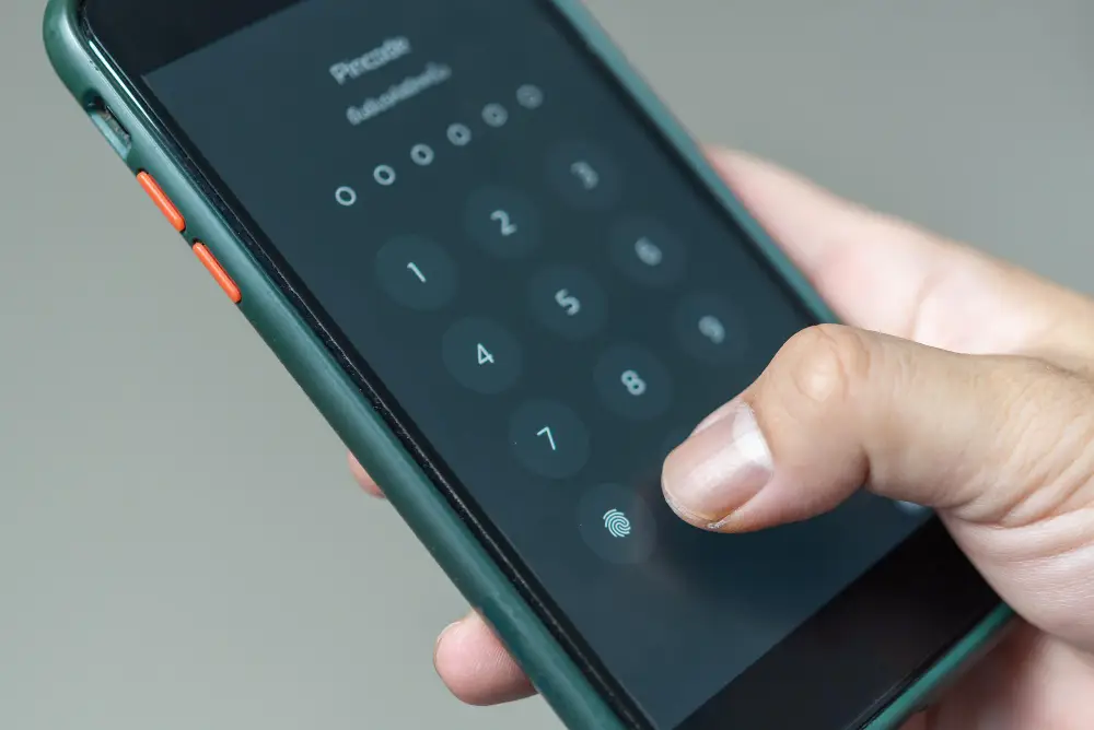 Refuser de donner le code de son téléphone en garde à vue peut être un délit — mais seulement si une réquisition formelle a été délivrée.